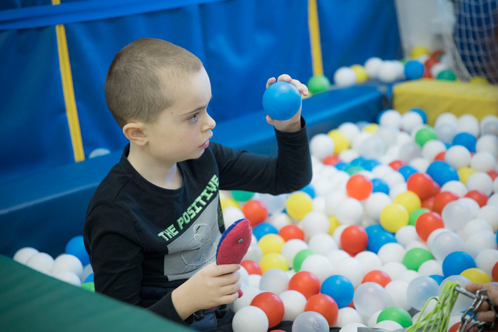 Мальчик в бассейне с шариками 
