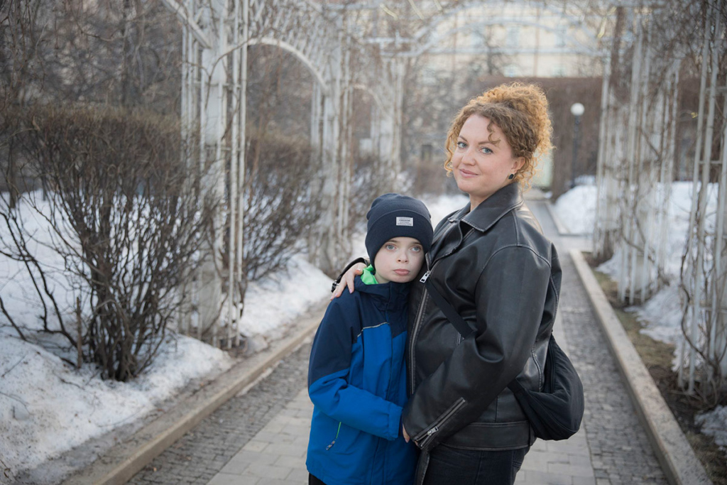 Портрет мамы с сыном в парке 