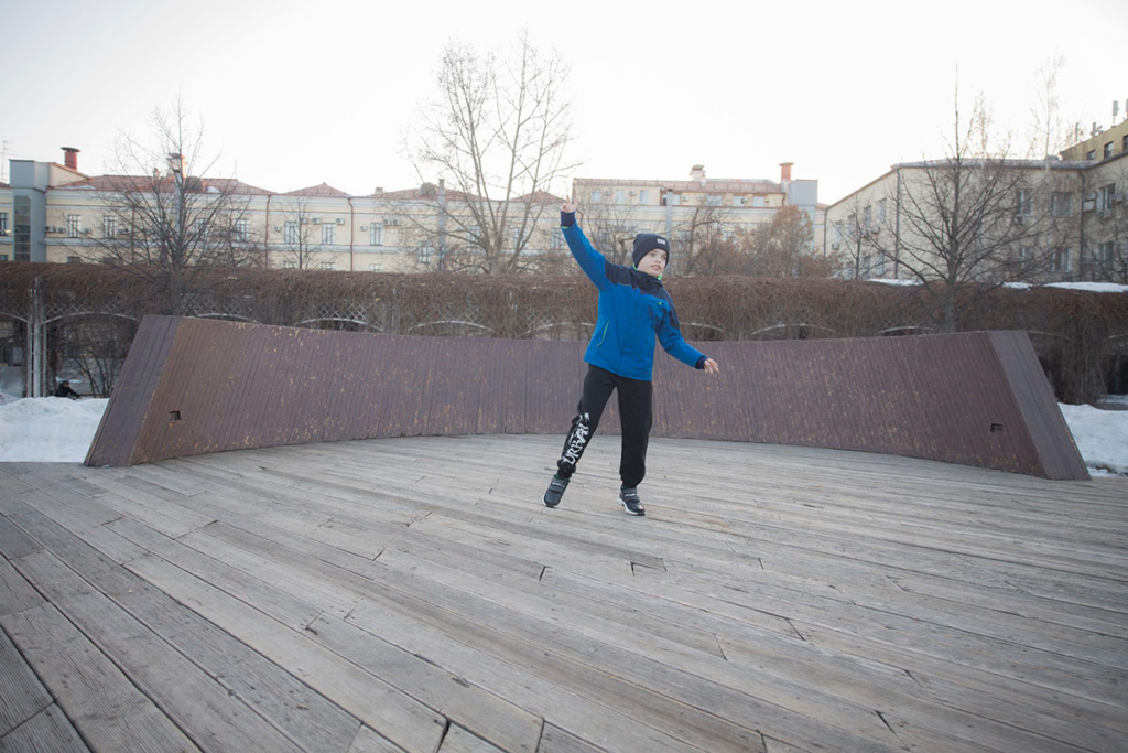 Мальчик бегает по сцене в парке 