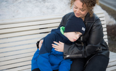 Мама с сыном на скамейке в парке