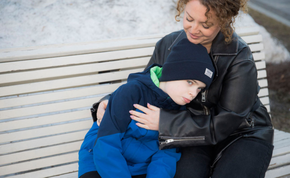 Мама с сыном на скамейке в парке