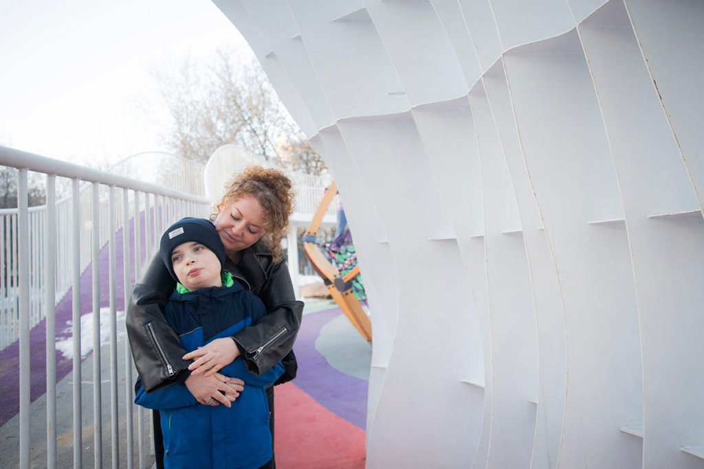Мама с сыном в парке 