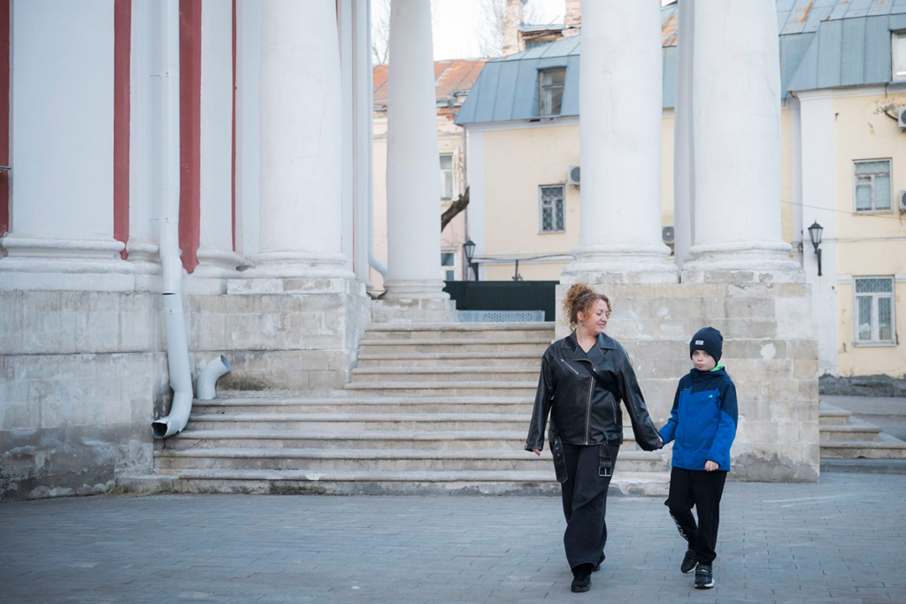 Мама с сыном на улице около храма 
