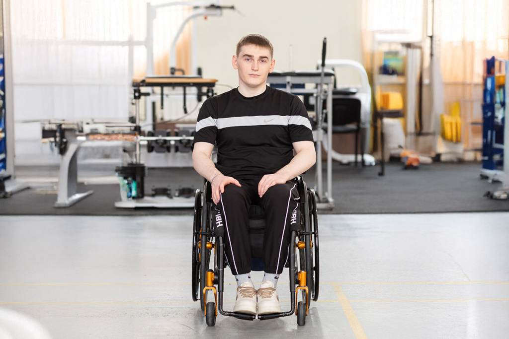 Молодой мужчина на коляске 