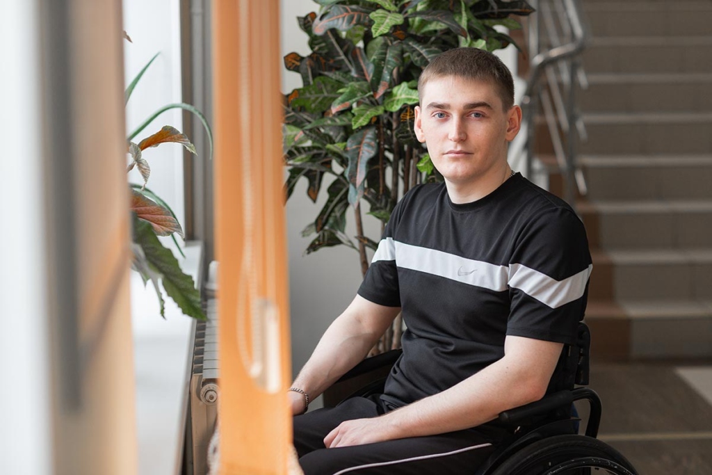 Молодой мужчина на коляске