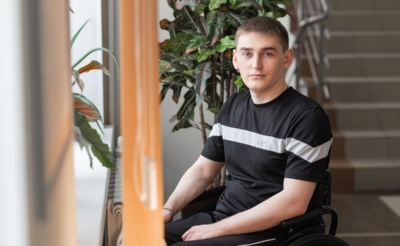 Молодой мужчина на коляске