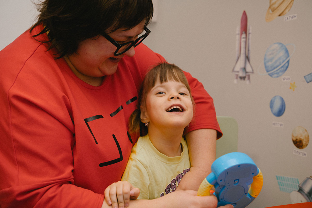 Девочка с мамой