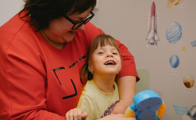 Девочка с мамой