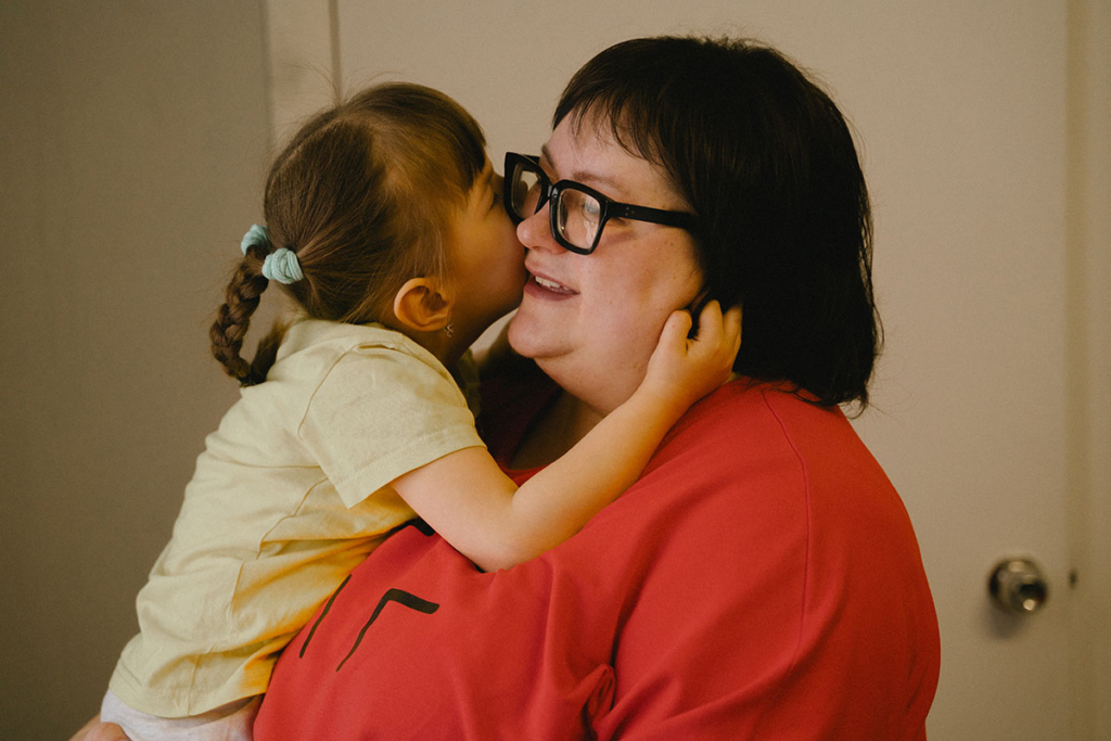 Девочка обнимает маму 