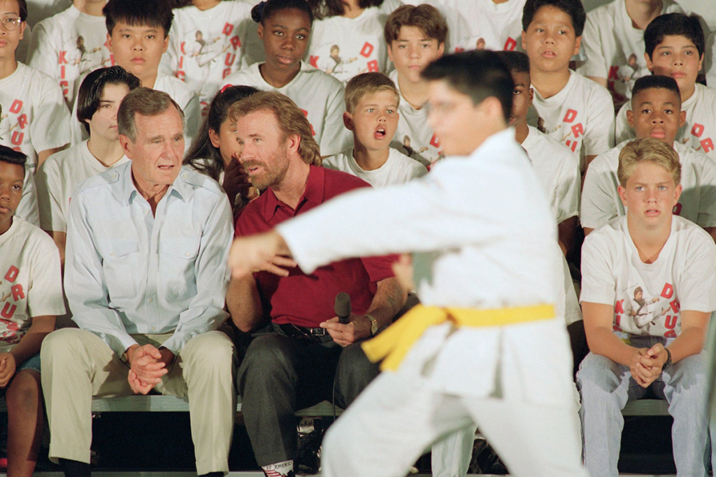 Джордж Буш и Чак Норрис в одной из школ Техаса, участвующей в программе Kickstart Kids