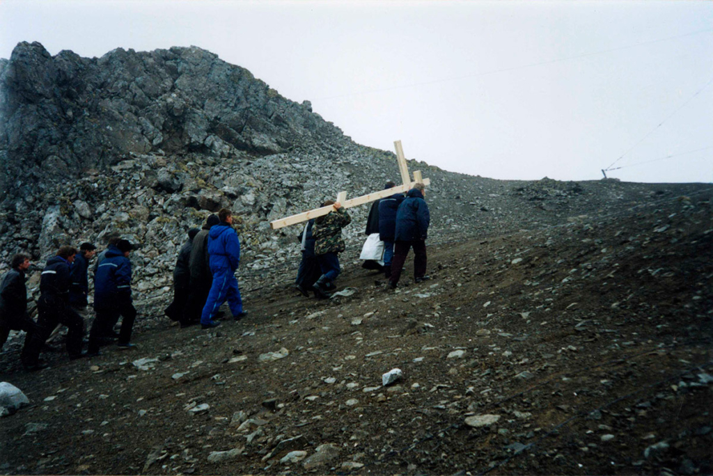Установка креста перед строительством храма