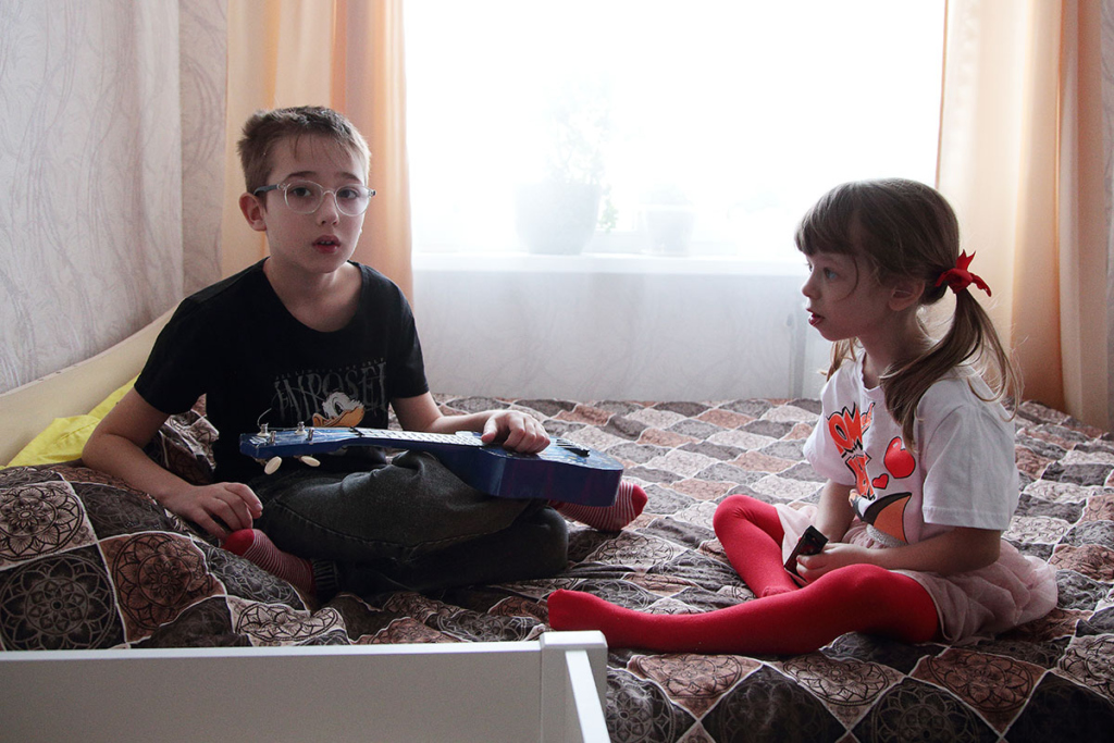 Мальчик и девочка (брат с сестрой) 