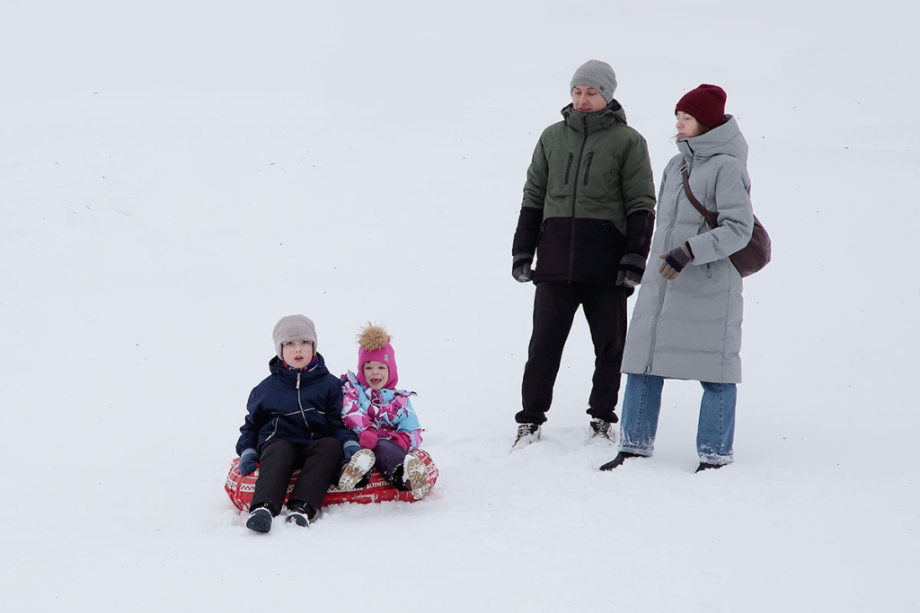 Папа, мама, двое детей на снежных горках