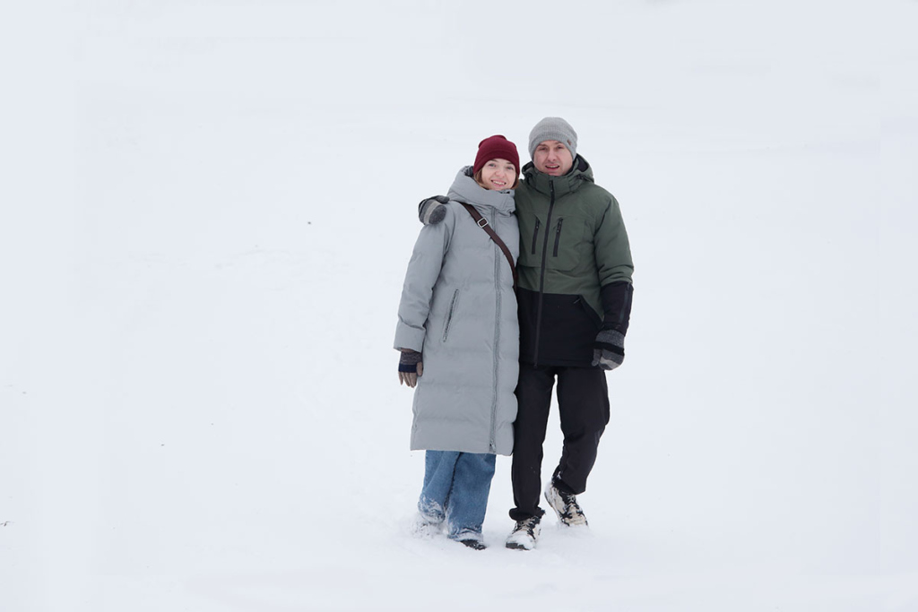 Мамаи и папа на снежном фоне 