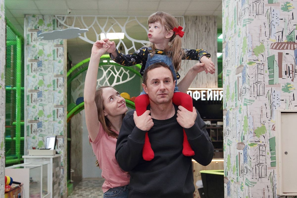 Семья: папа, мама, дочка у папы на плечах