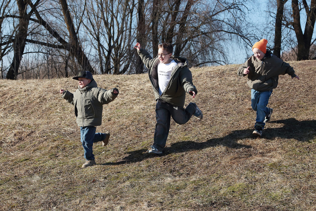 Трое мальчиков бегут с горы  