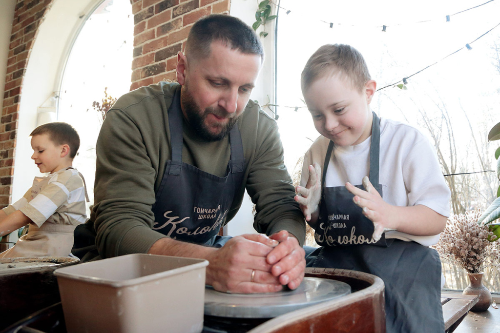 Папа с сыном в керамической мастерской 