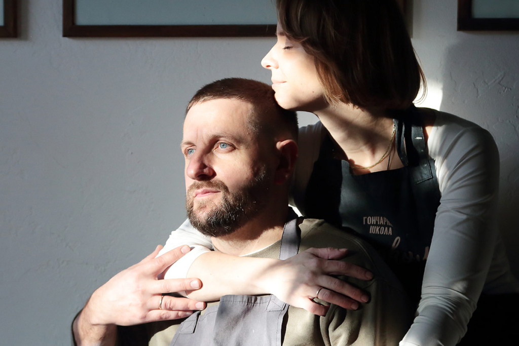 Женщина обнимает мужчину. Муж и жена 