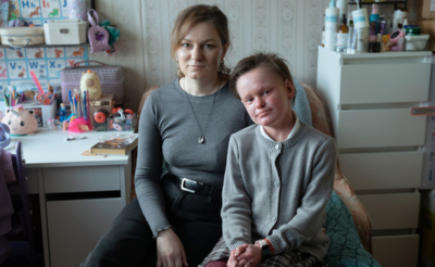 Девочка с мамой