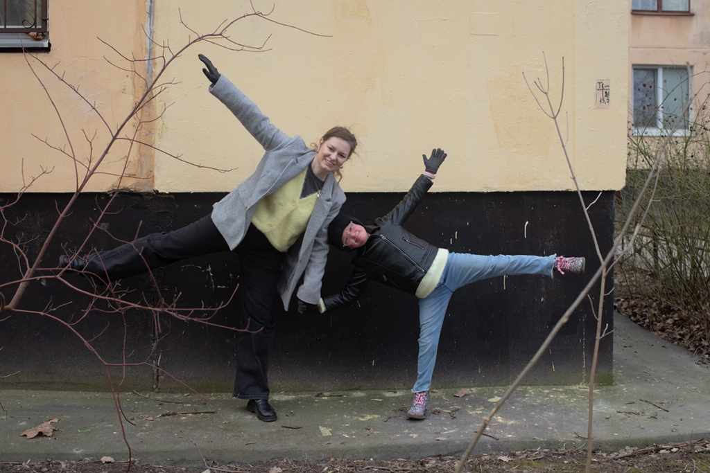 Девочка с мамой 