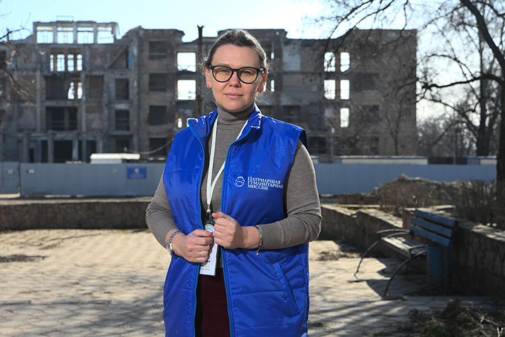 Портрет Натальи на фоне разрушенного дома