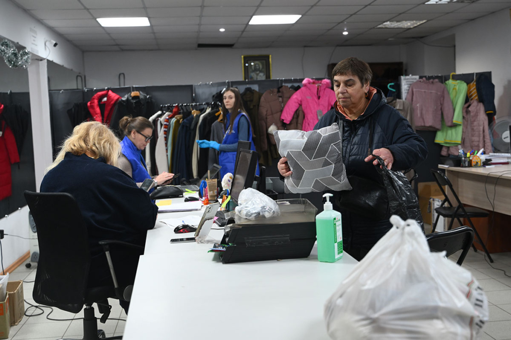 В центры помощи Миссии нуждающиеся обращаются за вещами первой необходимости, тут посоветуют, как заполнить документы или как попасть на прием к врачу