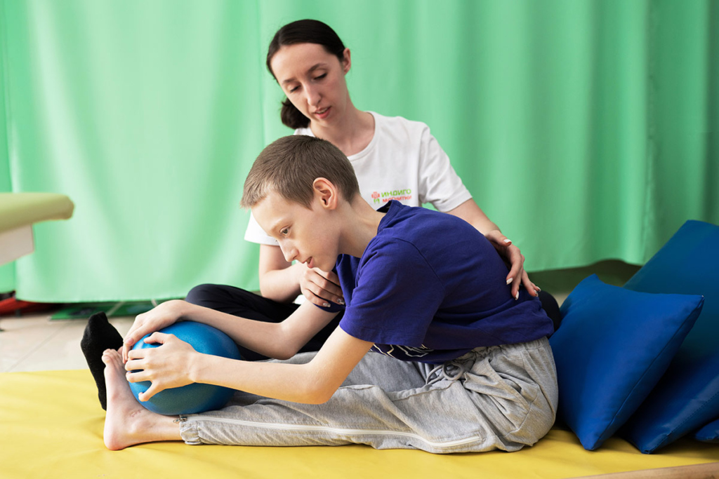 Мальчик с реабилитологом 