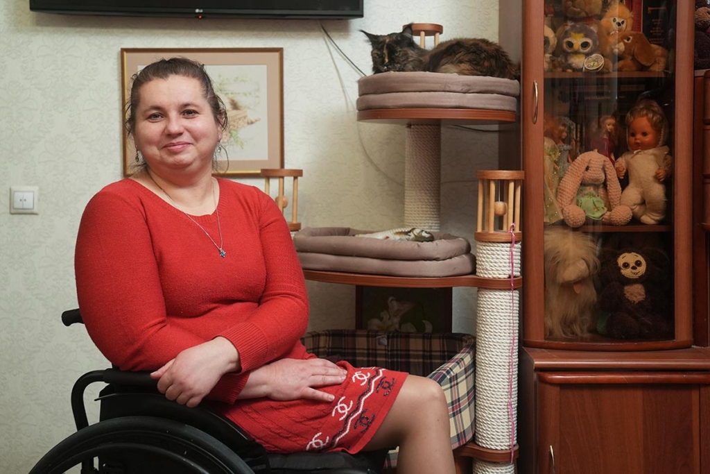 Молодая женщина на инвалидной коляске