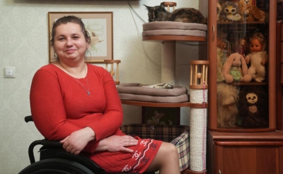 Молодая женщина на инвалидной коляске