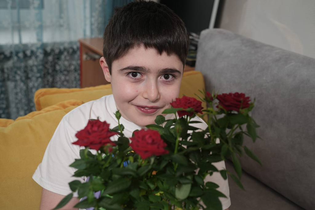 Мальчик с розами