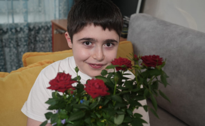 Мальчик с розами