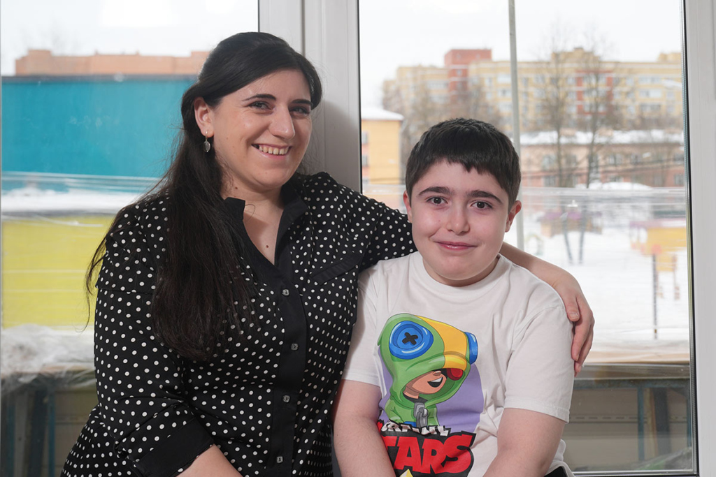 Мама с мальчиком на фоне окна 