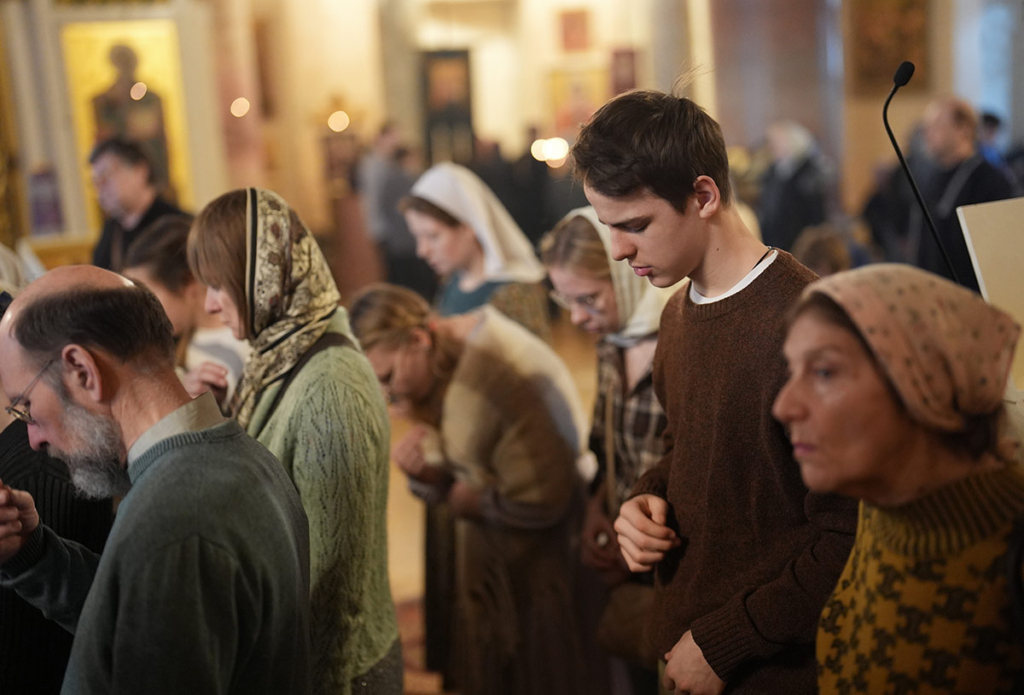 Молящиеся в храме 