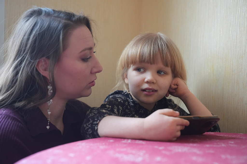 Молодая женщина с дочкой