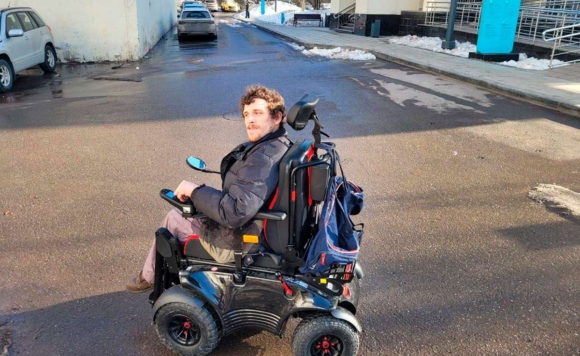 Молодой мужчина на инвалидной коляске