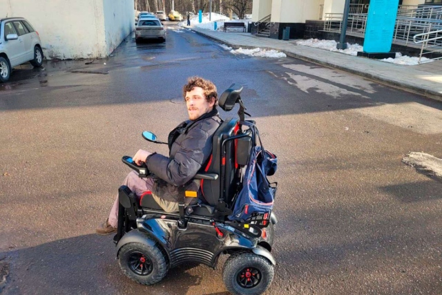 Молодой мужчина на инвалидной коляске