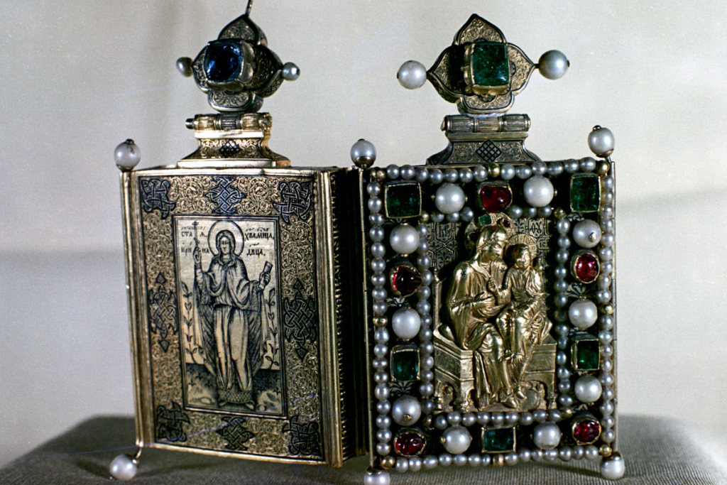 Золотой ковчежец с изображением св. Ирины. Выполнен по указу царя Фёдора І Иоанновича для царицы Ирины в 1589 г. Оружейная палата Московского Кремля