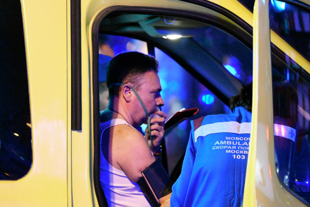 Пострадавший в машине скорой помощи у «Крокус Сити Холл» 22 марта 2024 года