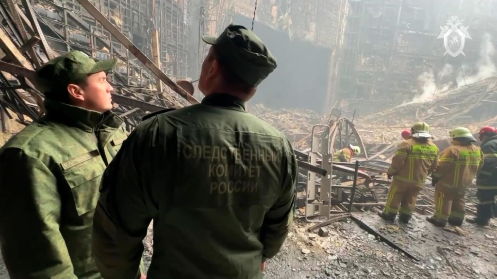 Сотрудники СК РФ и МЧС РФ в здании концертного зала «Крокус Сити Холл». топ-кадр с видео, предоставленного СК РФ