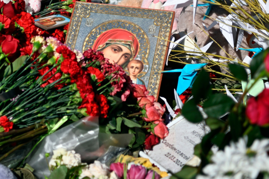 Стихийный мемориал в память о жертвах теракта 22 марта 2024 г. в «Крокус Сити Холле»