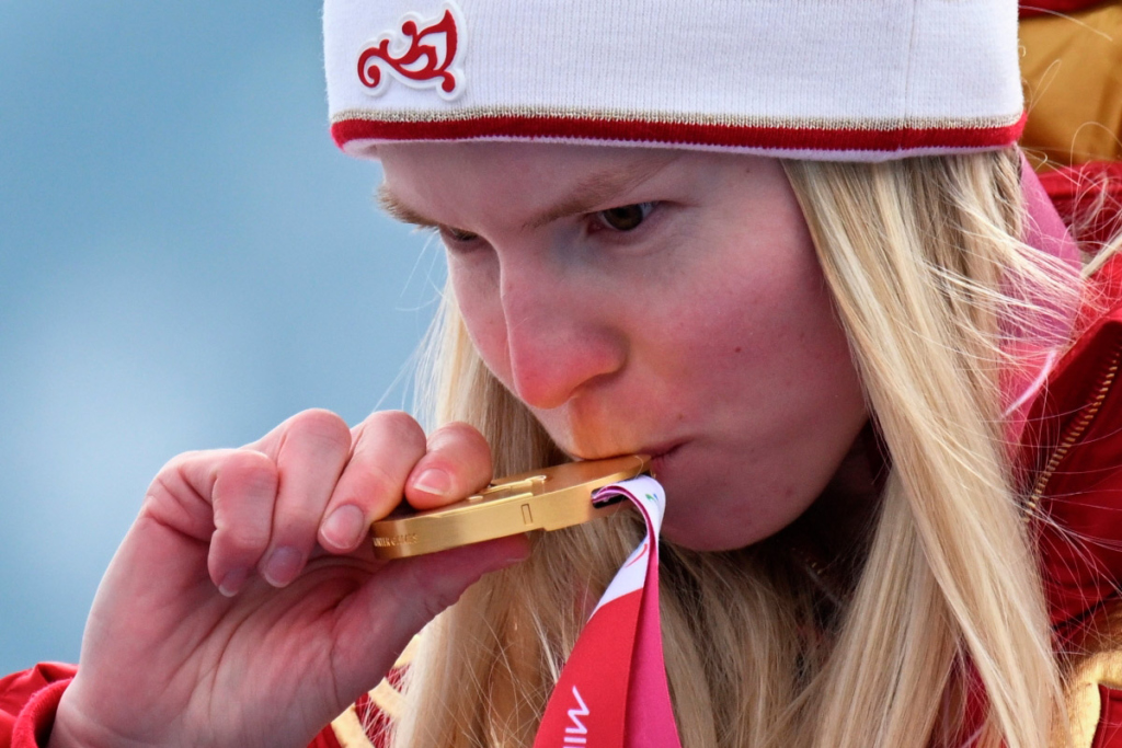 Варвара Ворончихина, завоевавшая золотую медаль в супергиганте среди женщин на соревнованиях по горнолыжному спорту XIV зимних Паралимпийских игр в Кортина-д'Ампеццо, на церемонии награждения