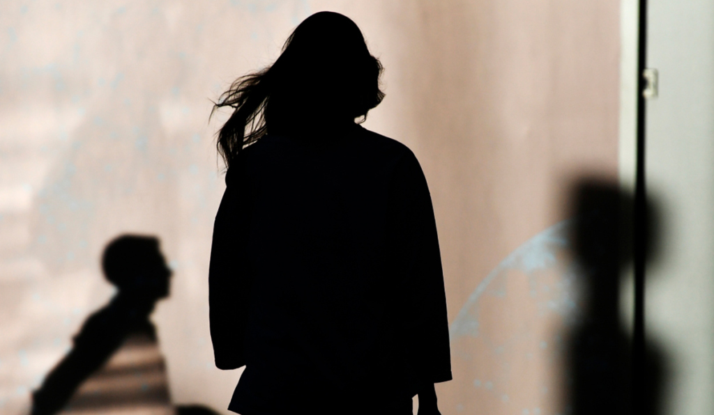 Женщина в контровом свете