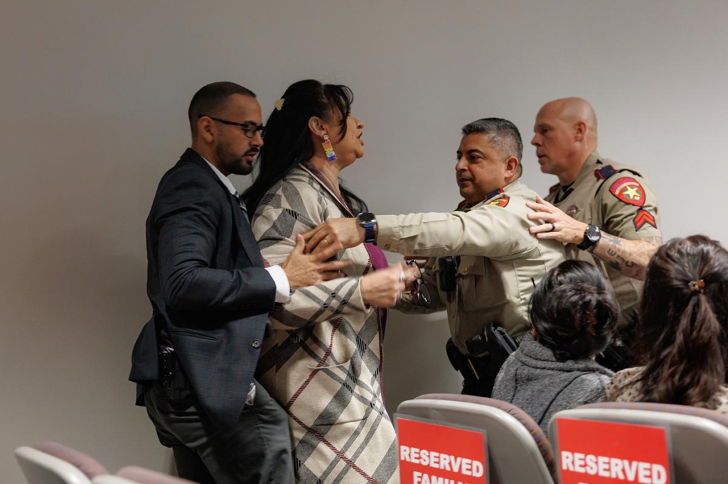 Родственники погибших во время стрельбы в Robb Elementary school (город Увальд, штат Техас) 24 мая 2022 года на судебном заседании. Сестра погибшей учительницы Ирмы Гарсии. Во время стрельбы в школе погибли 19 учеников, 2 учителей, ранено18 человек