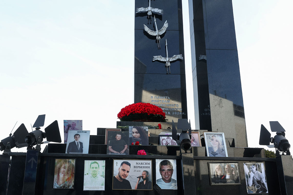 Мемориал в память о жертвах теракта в «Крокус сити холле»