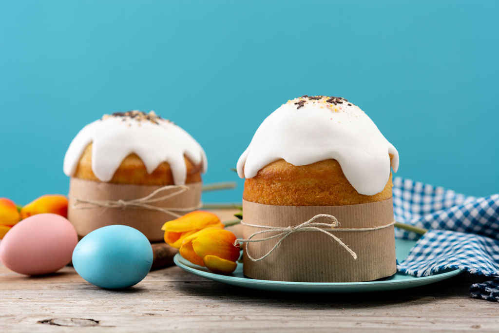 Куличи и крашеные яйца