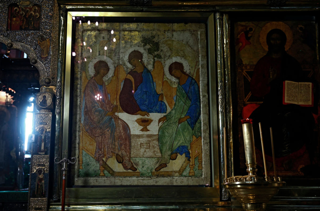 Икона «Живоночальная Троица» письма преподобного Андрея Рублева в Троицком соборе Свято-Троицкой Сергиевой Лавры