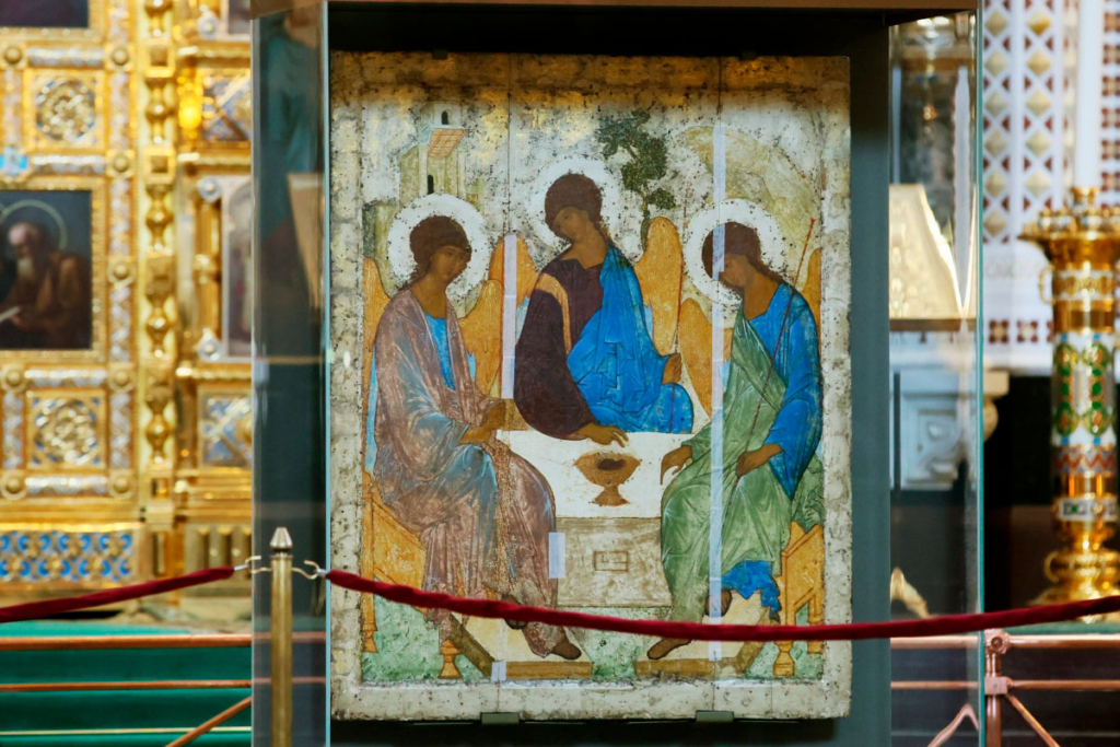 Икона XV века "Живоночальная Троица" ("Гостеприимство Авраама") работы Андрея Рублева в храме Христа Спасителя в Москве