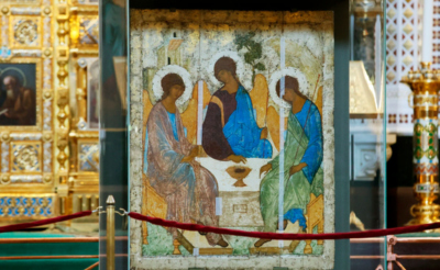 Икона XV века "Живоночальная Троица" ("Гостеприимство Авраама") работы Андрея Рублева в храме Христа Спасителя в Москве