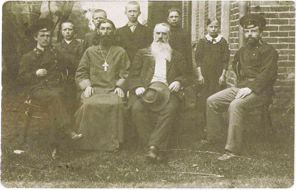 Предприниматель Владимир Тарасов и священник Владимирского храма о. Алексий Поспелов (в центре) с выпускниками и преподавателями булановской школы 13 мая 1915 года. Фото с сайта book33.ru