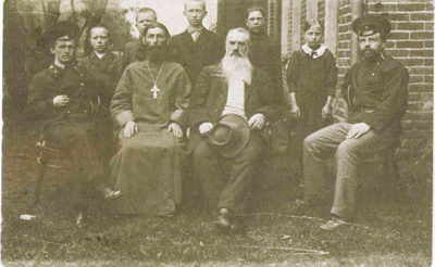 Предприниматель Владимир Тарасов и священник Владимирского храма о. Алексий Поспелов (в центре) с выпускниками и преподавателями булановской школы 13 мая 1915 года. Фото с сайта book33.ru